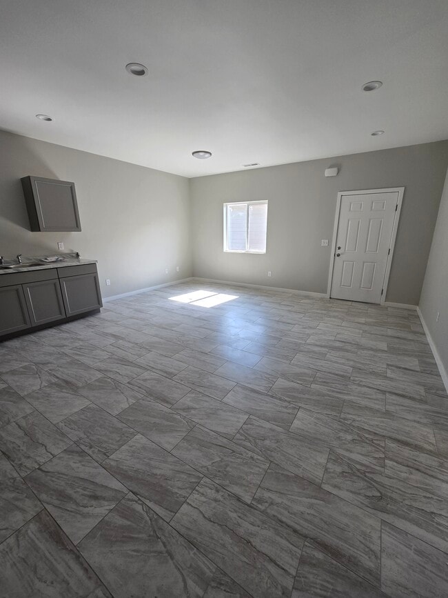 Dinning/living area - 2210 S 1st Ave Unit 2210