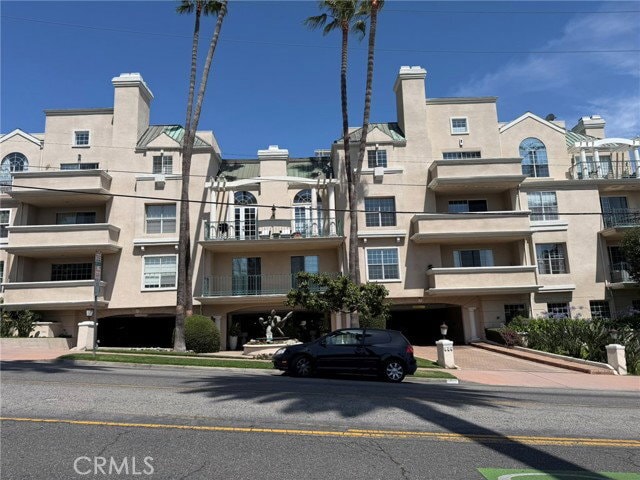 Building Photo - 930 N Doheny Dr