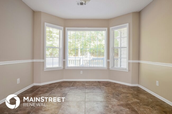 Photo - 698 Derek Pl