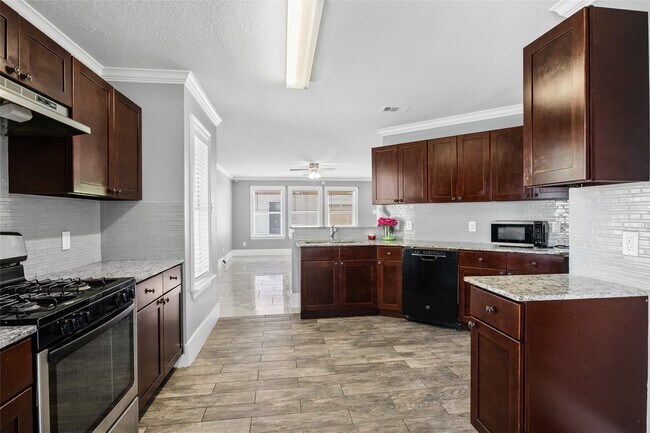 Photo - 2811 Oakland Brook St