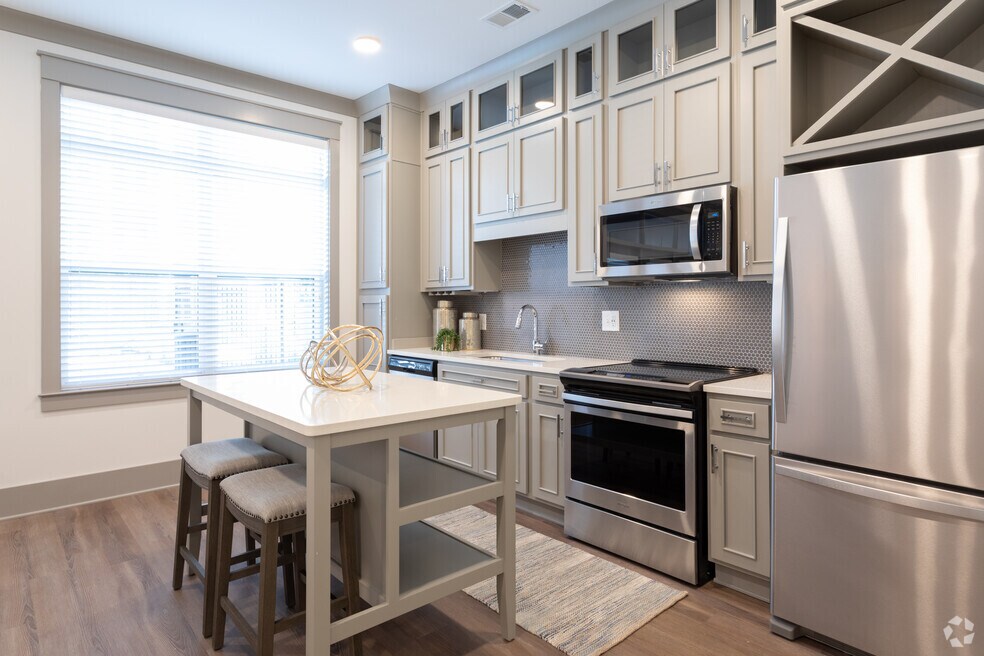 1BR, 1BA - 761 SF