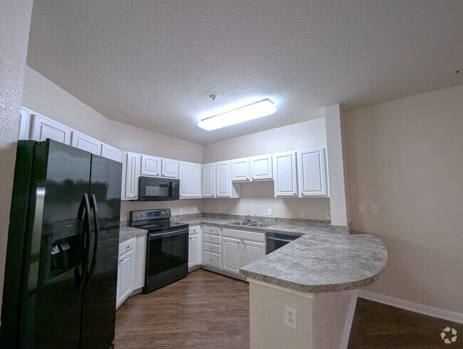 Building Photo - Huge Studio Unit 785 square feet! Updated,... Rental