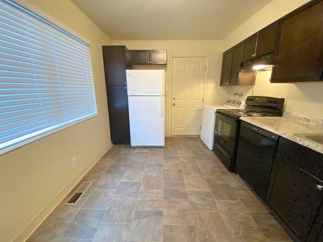 Photo - Reno Duplex - 1 Small Pet Friendly, Garage, Dishwasher, Washer/Dryer Inside Unit