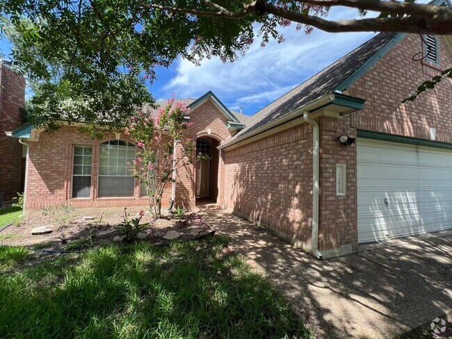 Building Photo - Spacious Canyon Creek 3 bed 2 bath Home