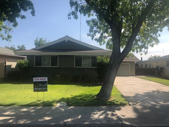 Building Photo - 3 Bed 2 Bath Presidential Home near Los Banos High School with HUGE Backyard!