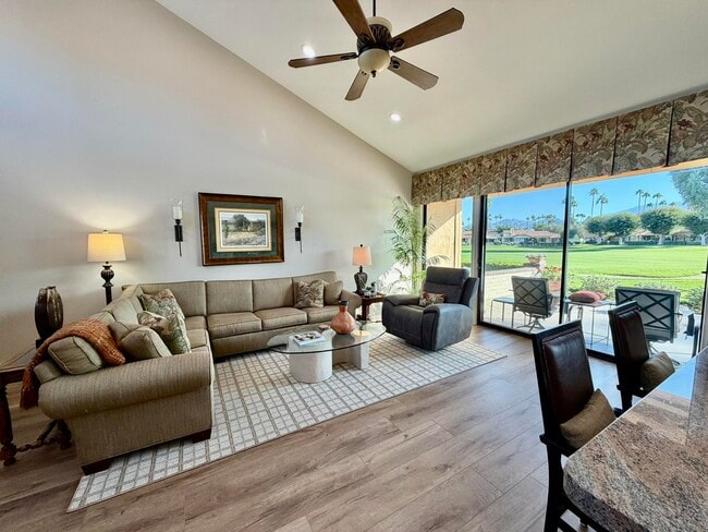 Photo - 205 Las Lomas