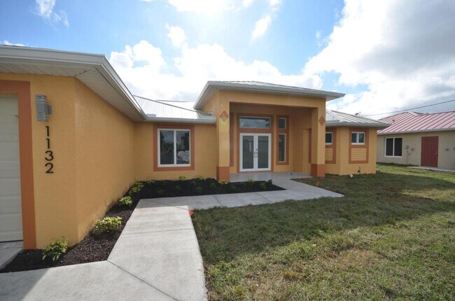 Photo - 1132 Edelweiss St E