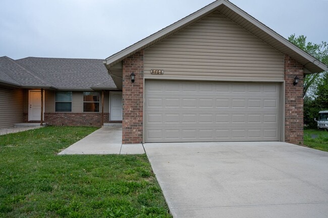 Photo - 3 Bedroom Duplex with a fenced in yard in Battlefield, MO