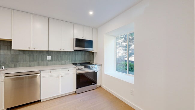 Building Photo - 50 Corte Real Unit 2