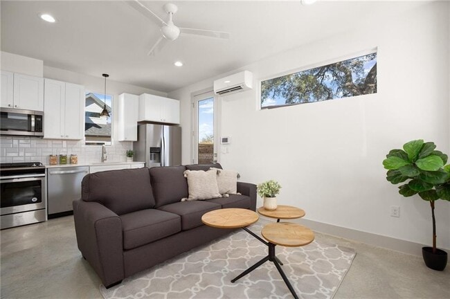 Photo - 2413 E 9th St