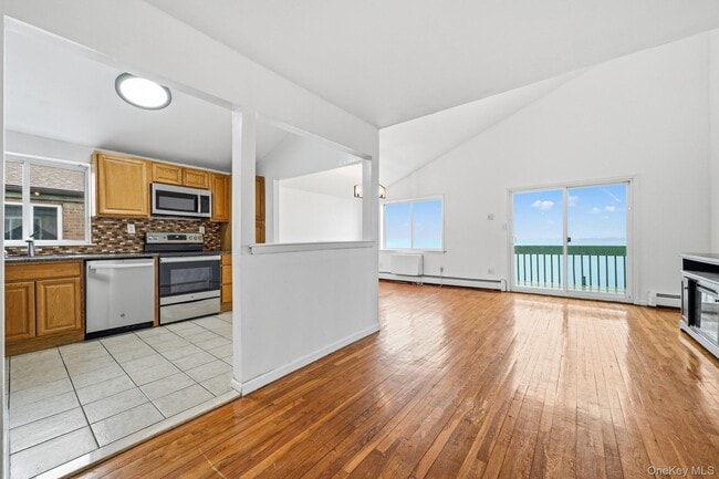 Building Photo - 1466 Shore Dr Unit 3