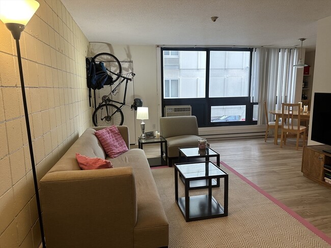 Building Photo - 45 Trowbridge St Unit 1C