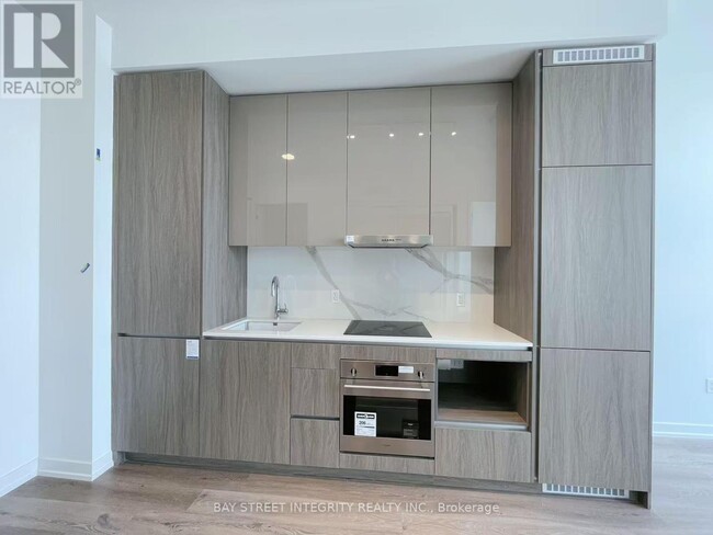 Photo - 28 Interchange Wy Unité 1911