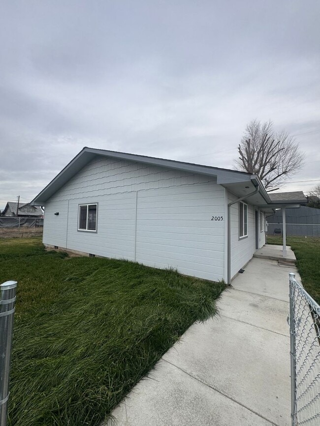 Photo - 2005 Ledwich Ave