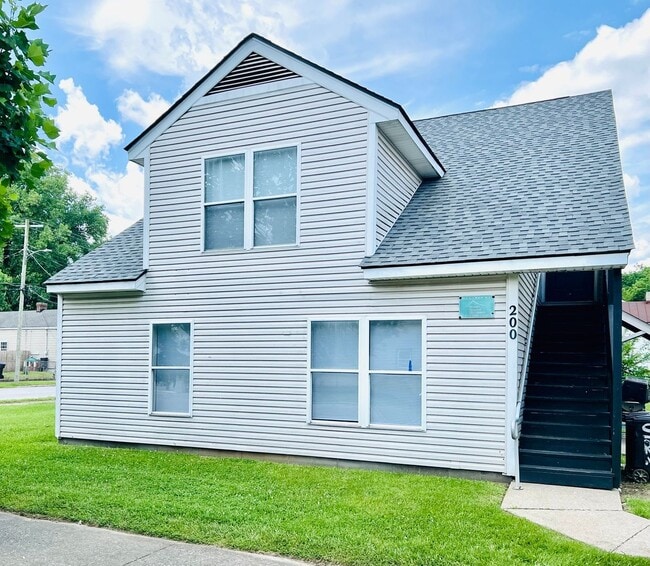Updated first floor 1 bedroom apartment in... - Updated first floor 1 bedroom apartment in...