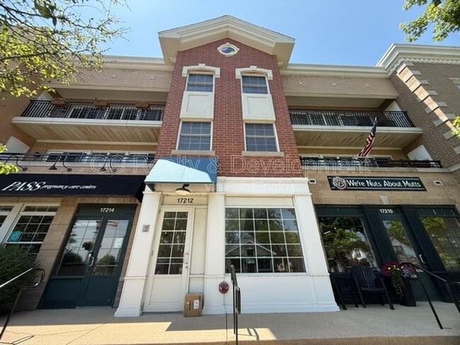Building Photo - 17212 Oak Park Ave Unit 2se