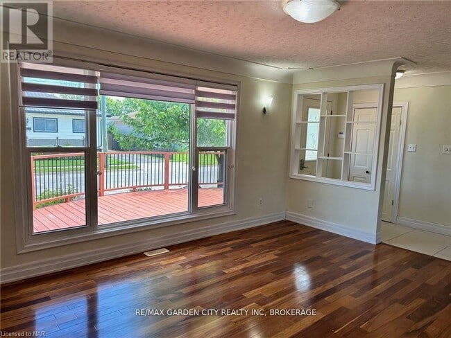 Photo - 834 David St