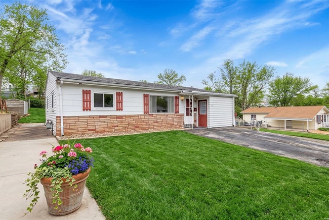 Building Photo - Fantastic 3bd/2ba home! Coming soon!