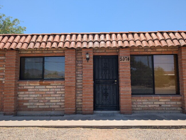 Building Photo - 2 Bedroom 1 bath with exposed brick Available August 1st 2026