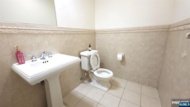 Photo - 461 Lawn Ave Unit B