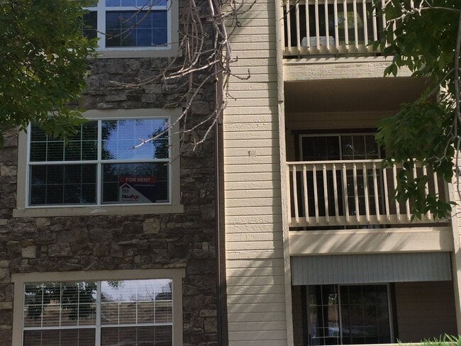 Building Photo - Condo Move In Ready 2/2 with Washer and Dryer Unit E
