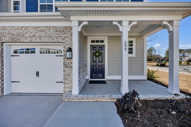 Photo - 600 Wetherbrooke Way