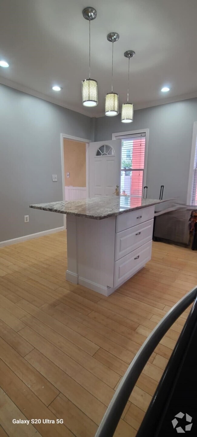 Building Photo - 162 Andover St Unit 1st floor Rental