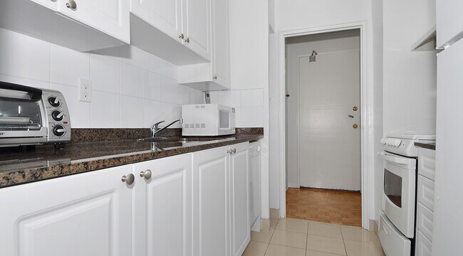 Building Photo - Central Park Place (B) Unit 00306