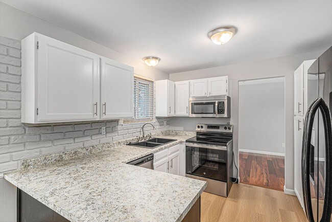 Building Photo - 3 bedroom 2.5 bathroom in Heather Ridge!