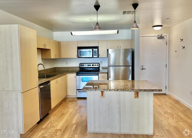 Building Photo - 630 W 6th St Unit 516 Rental
