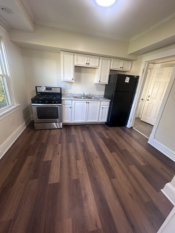 Building Photo - 9604 Manor Ave