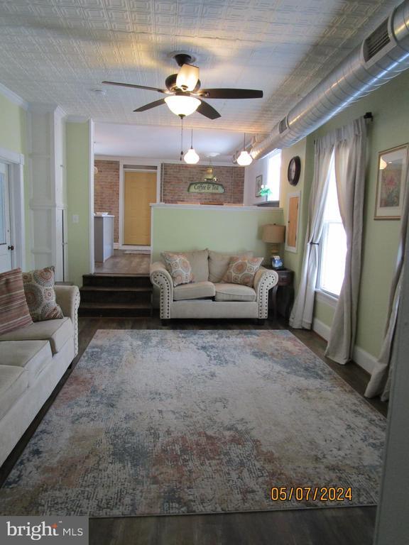 Photo - 148 E King St