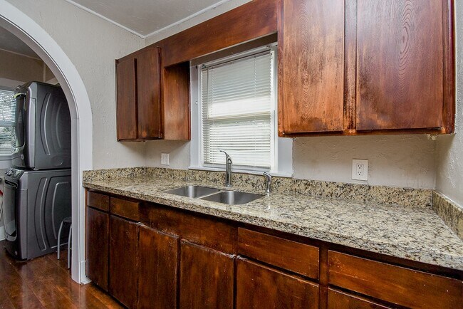 Photo - 8158 Niles St