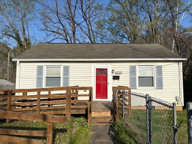 Building Photo - 2 Bedroom, 1 Bathroom House in Winston-Salem!