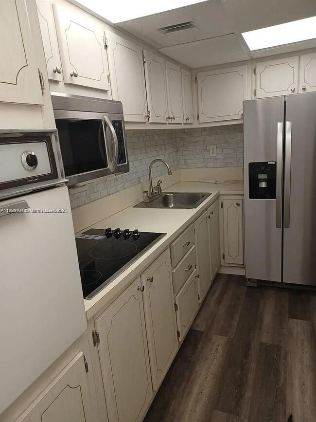 Building Photo - 1000 West Ave Unit 203