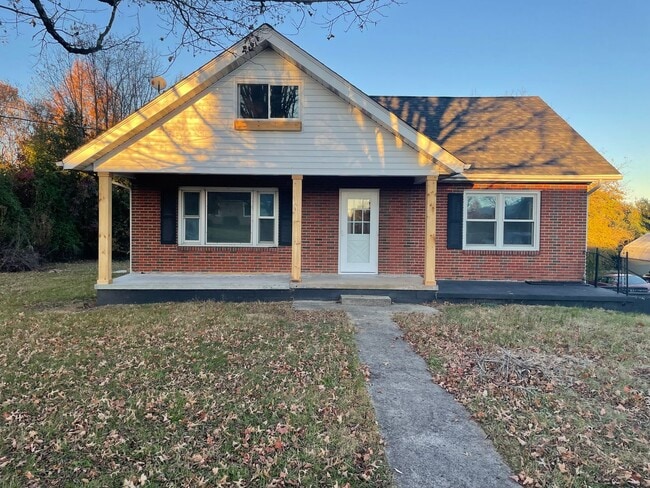 Building Photo - Brick 3 bedroom 2 bath in Bristol