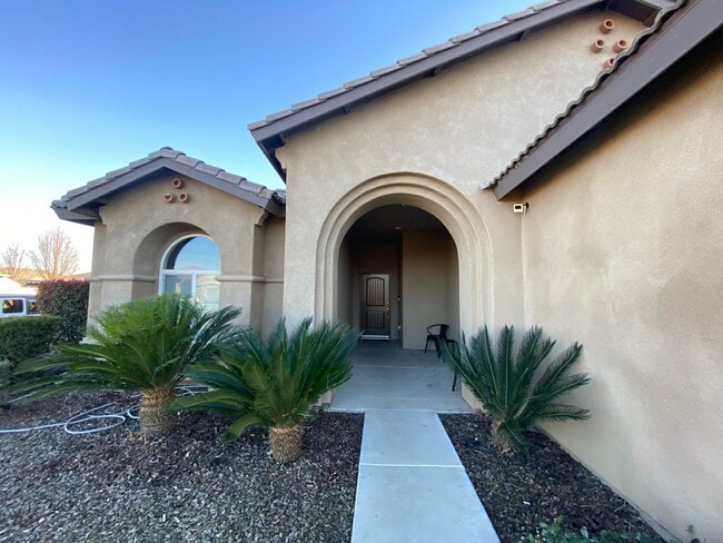 Building Photo - Affordable 3 BD 2 BA house in SE Bakersfield Near Union Ave & Berkshire Road