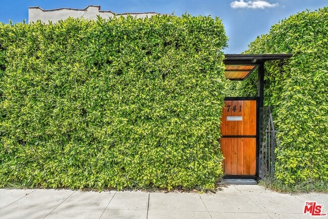 741 N Las Palmas Ave