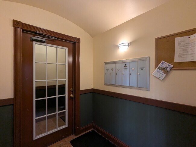 Photo - 6814 N Ashland Blvd