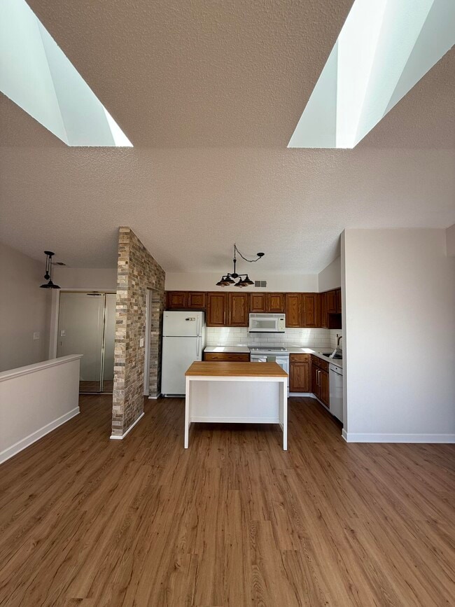 Photo - 353 Pinewood Cir