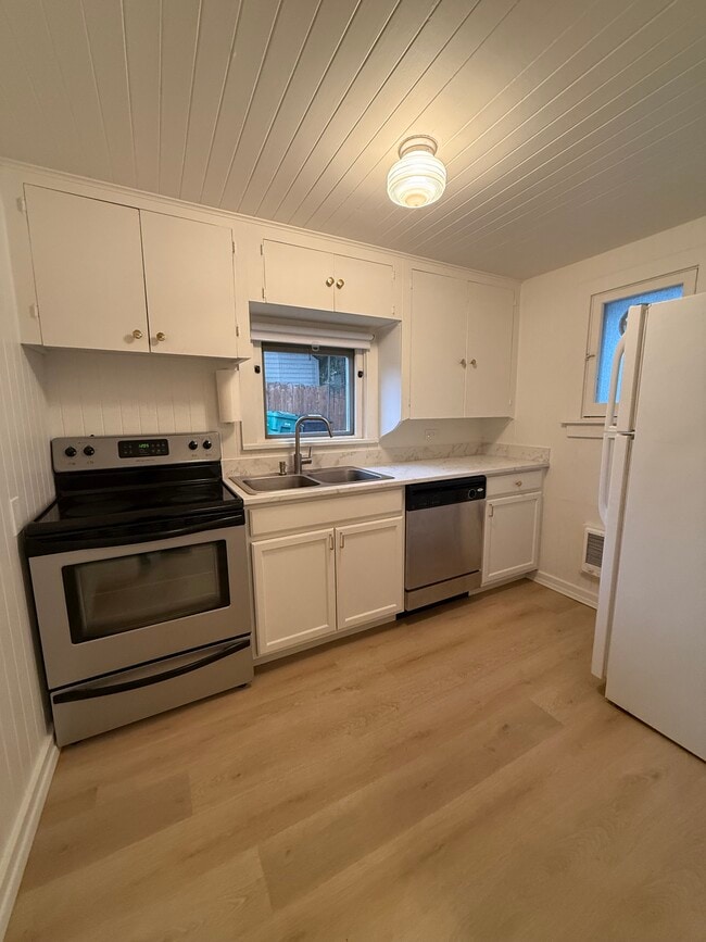 Photo - 10048 Interlake Ave N