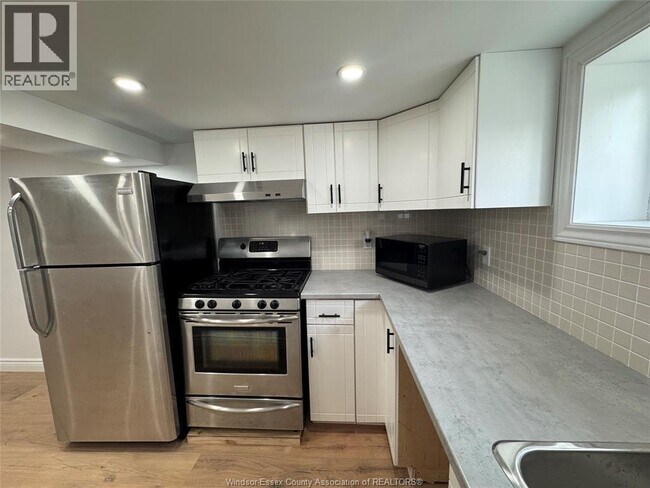 Photo - 1060 Langlois Ave