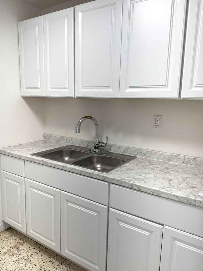 Building Photo - 225 SW 2nd St Rental