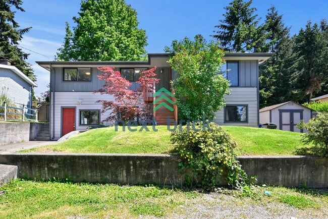 Building Photo - 4 Bed and 2 Bath Remodeled Single-family House Available!