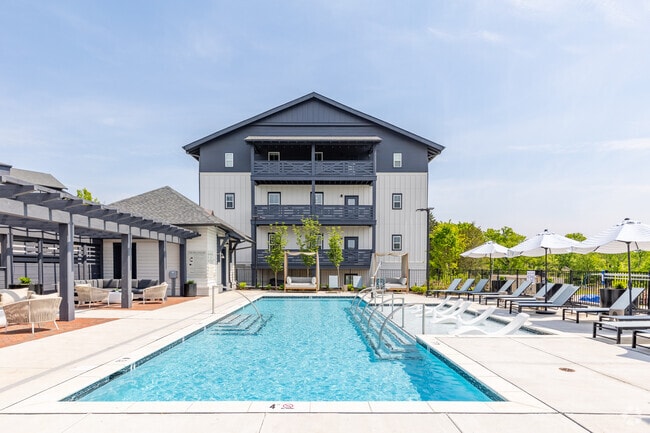 Building Photo - Livano Trinity