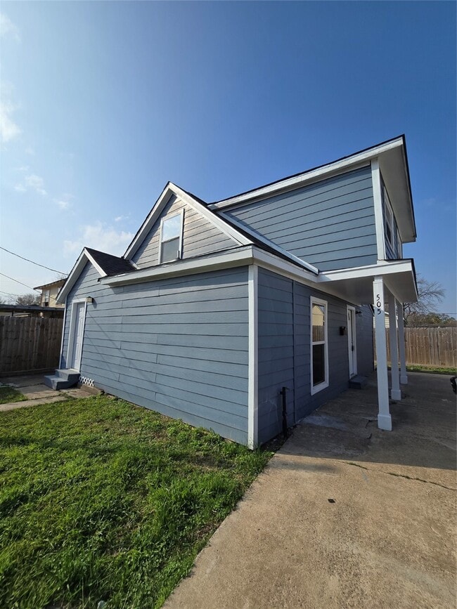 Building Photo - 505 Park Ln