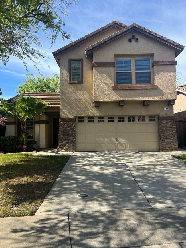 Building Photo - Rare Find in Lincoln!  Spacious 3 Bedroom 2.5 Bath Home Walking Distance to the Park