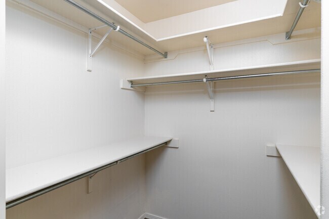 2BR, 2BA - 900SF - Closet