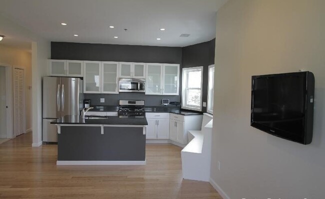 Building Photo - 110 Chester St Unit #1 Rental