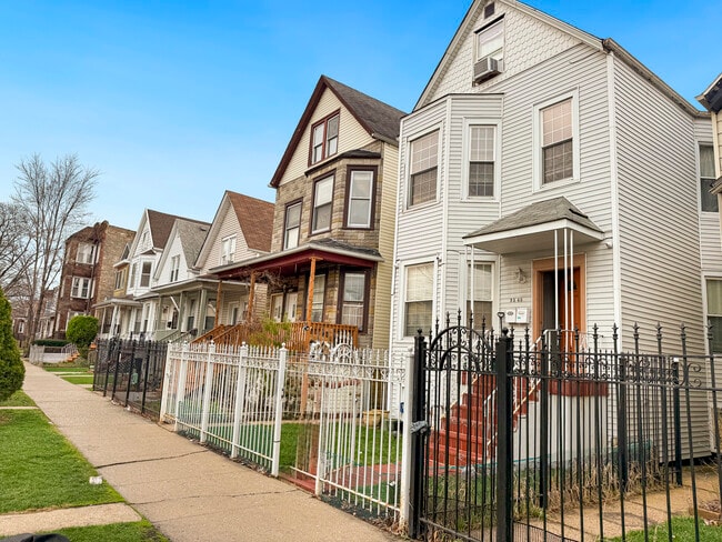 Building Photo - 2340 N Tripp Ave Unit 1